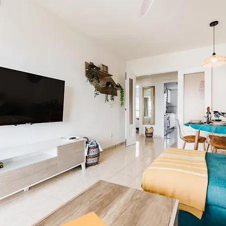 Acogedor Con Piscina Y Balcon