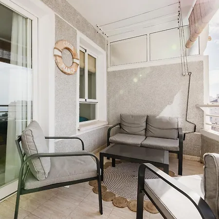 Acogedor Con Piscina Y Balcon *